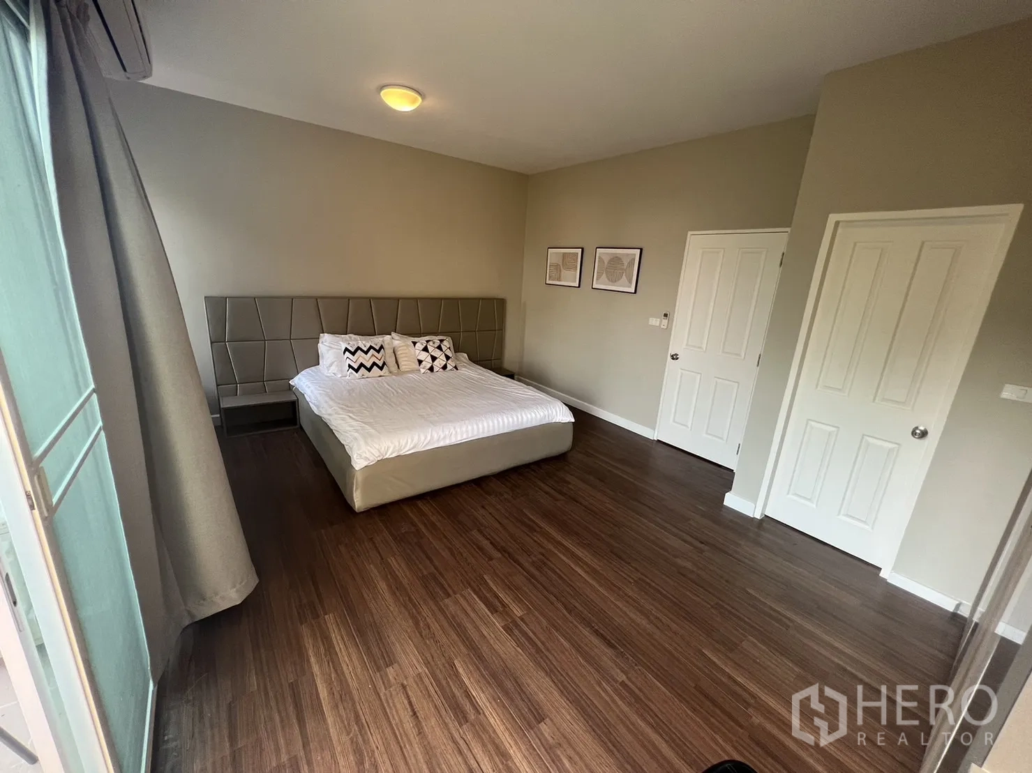 ทาวน์เฮาส์ for rent in Suan Luang, Bangkok - ห้องนอนมาสเตอร์ขนาดใหญ่พื้นลายไม้ โทนสีอบอุ่น.
