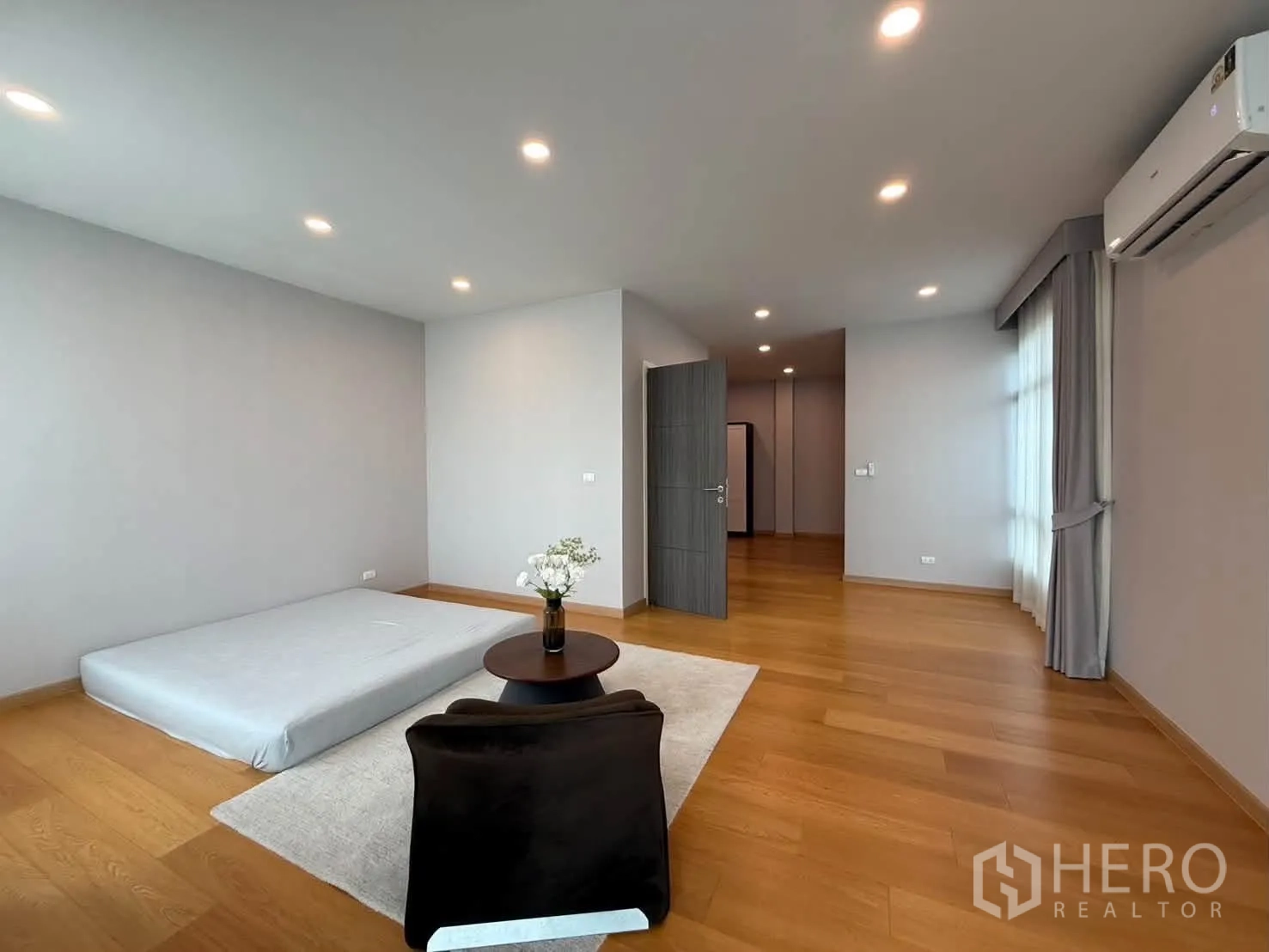 独栋房屋 for rent in Suan Luang, Bangkok - 宽敞卧室配筒灯、空调和地面休闲区。