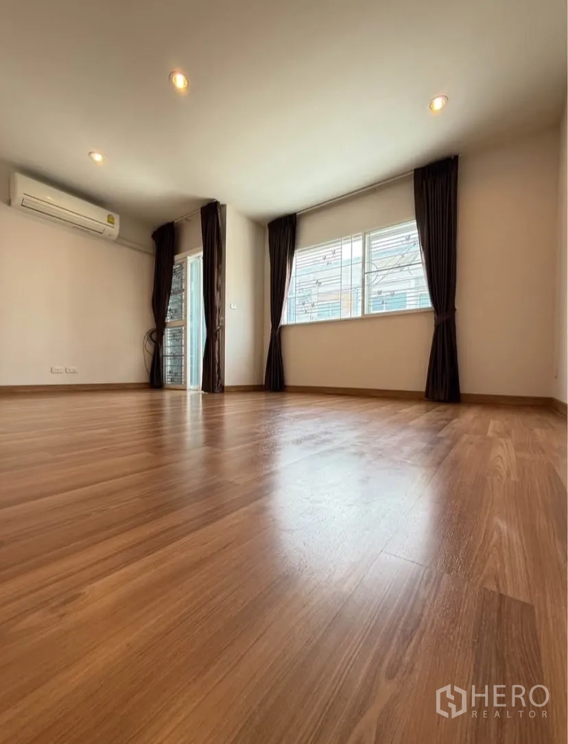 ทาวน์เฮาส์ ให้เช่าในSuan Luang, Bangkok - ห้องนอนกว้าง พื้นไม้ หน้าต่างมุมห้อง และเครื่องปรับอากาศ