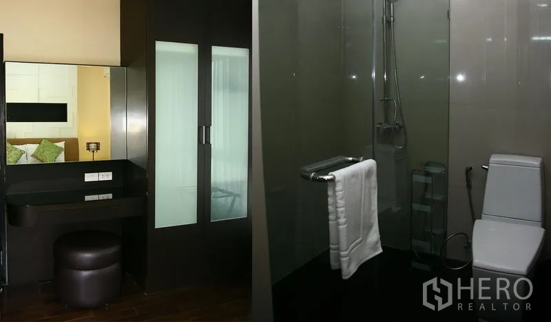 Apartment for rent in Khlong Toei, Bangkok - Contemporary bathroom with walk-in shower, toilet and makeup vanity