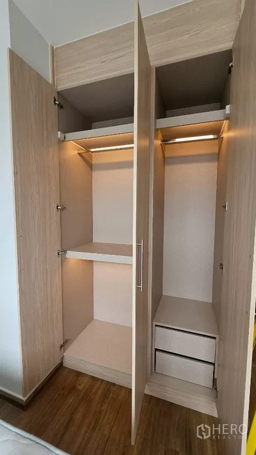 ทาวน์เฮาส์ ให้เช่าในBang Phli, Samut Prakan - ภายในตู้เสื้อผ้าบิวท์อิน มีชั้นวาง ราวแขวน และลิ้นชักพร้อมไฟ