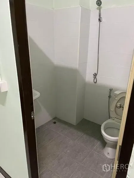 店屋 出租在Phaya Thai, Bangkok - 紧凑型浴室，墙面白色瓷砖，灰色地面，带花洒。