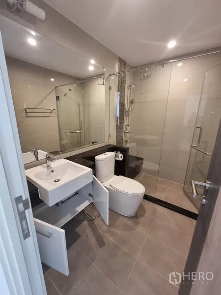 คอนโด ให้เช่าในRatchathewi, Bangkok - ห้องน้ำสว่างพร้อมฉากกั้นอาบน้ำกระจก อ่างล้างหน้า และกระจกบานใหญ่