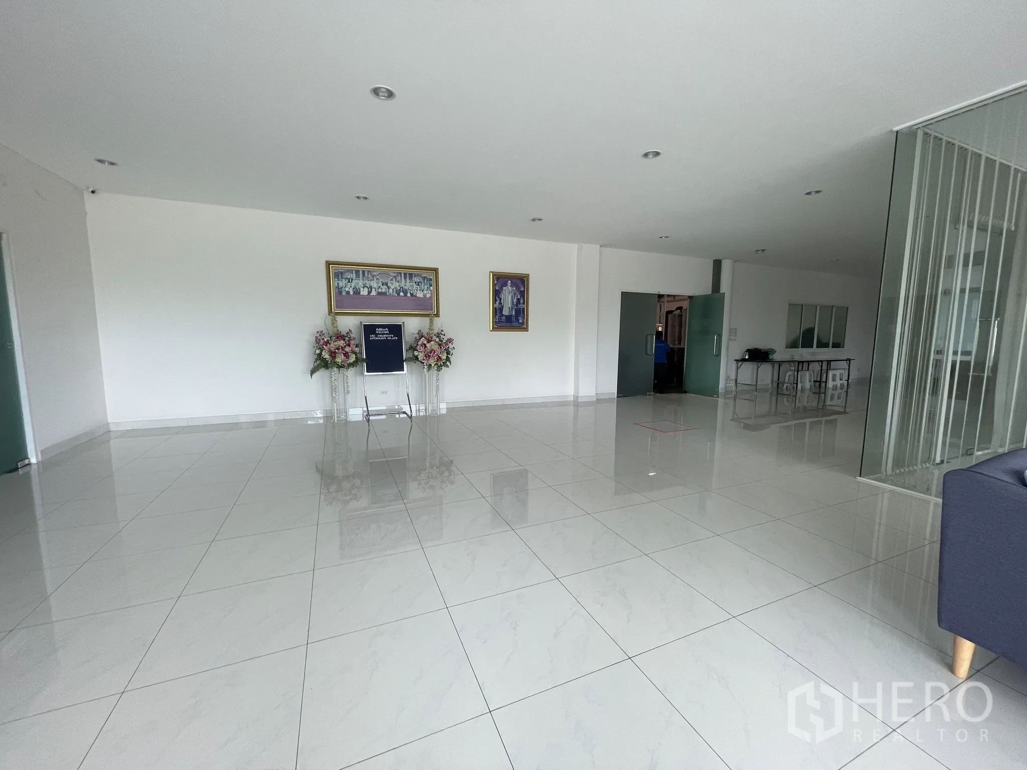 Warehouse for sale in Lat Lum Kaeo, Pathum Thani - Large tiled reception lobby with glass doors leading to the factory area.