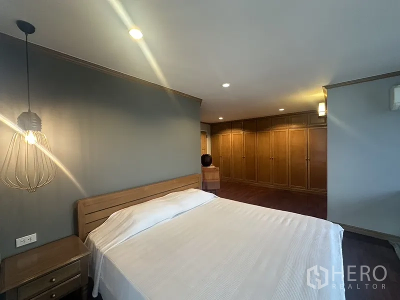 คอนโด ขายในWatthana, Bangkok - ห้องนอนเตียงไม้พร้อมตู้เสื้อผ้าบิวท์อินยาวตลอดผนัง