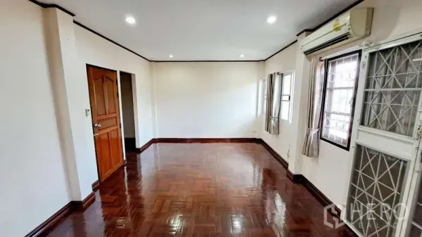 ทาวน์เฮาส์ ให้เช่าในWatthana, Bangkok - มุมมองอีกด้านของห้องพื้นไม้ พร้อมแอร์และหน้าต่างรับแสง