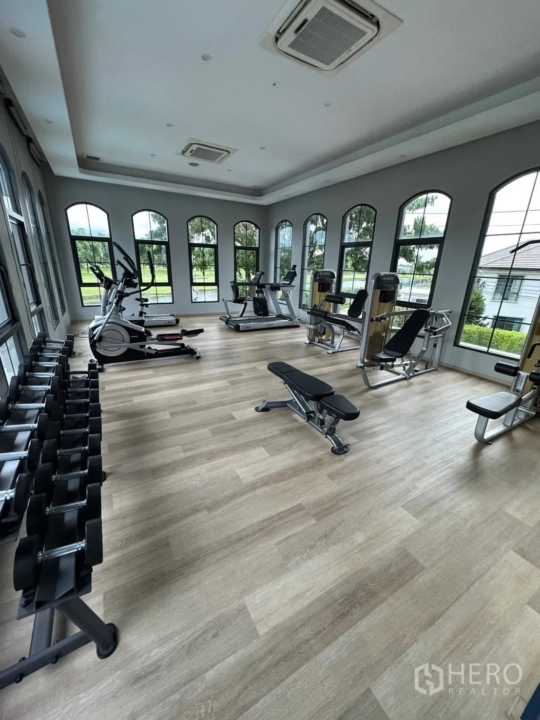 独立式住宅 出售在Mueang Pathum Thani, Pathum Thani - 健身房，配有有氧与力量器械和拱形窗。