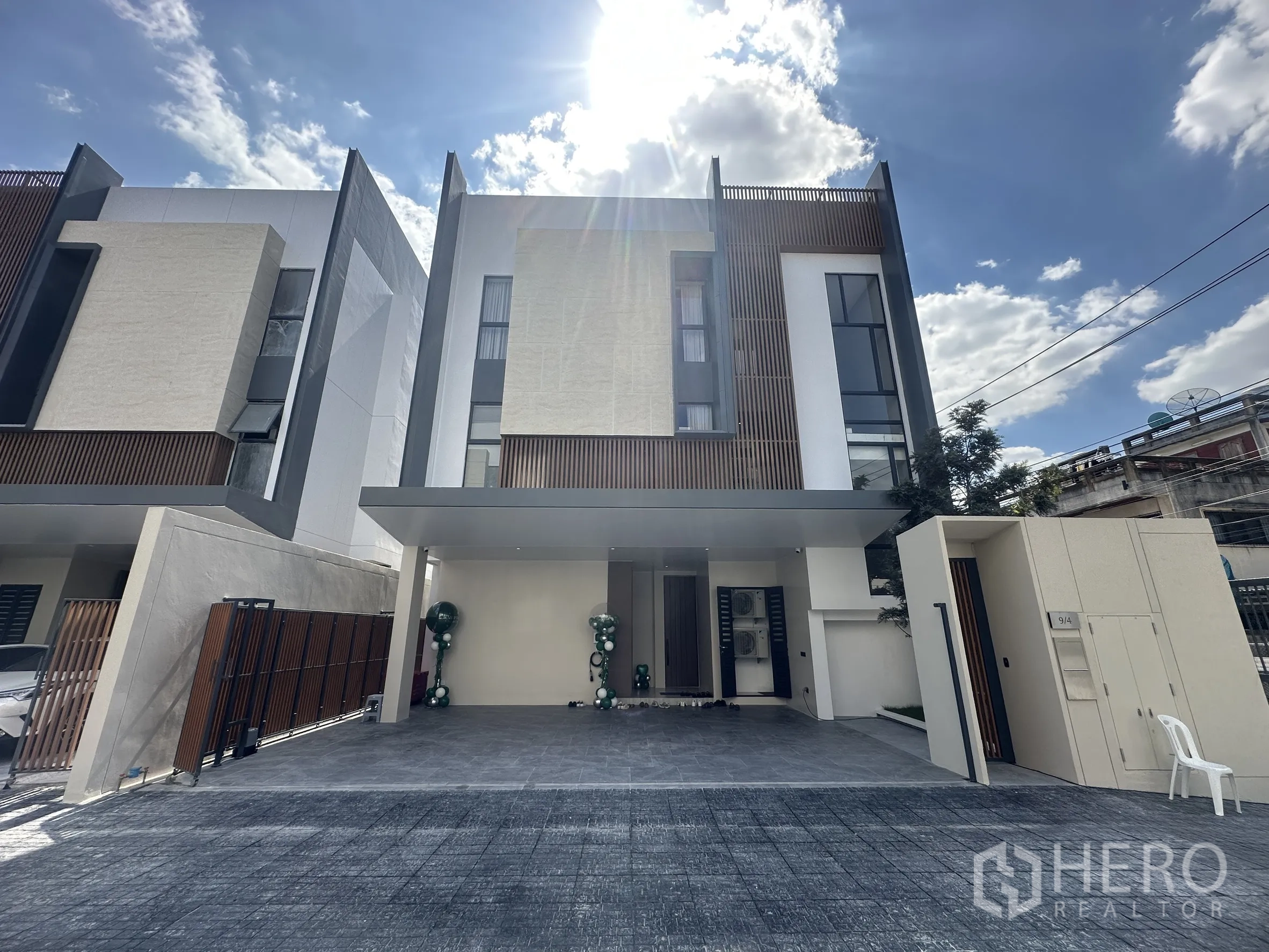 独立式住宅 出售在Lat Phrao, Bangkok - 现代三层独栋外立面，带有顶棚车位，位于拉抛。