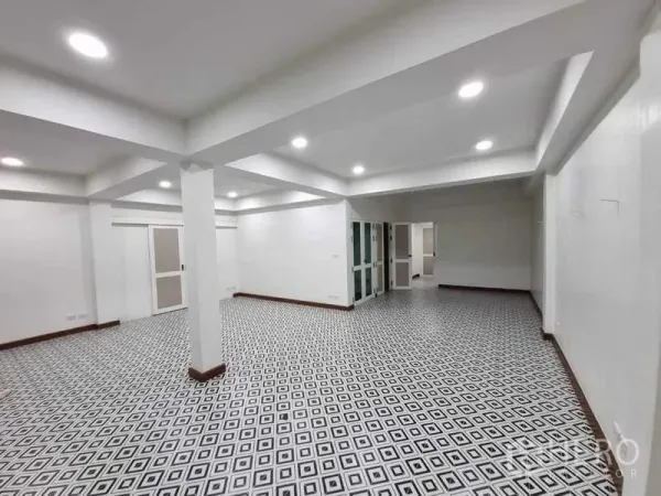 อาคารพาณิชย์ ให้เช่าในBang Rak, Bangkok - ห้องกว้างปูพื้นกระเบื้องลายขาวดำรูปทรงเรขาคณิต พร้อมไฟฝังเพดาน
