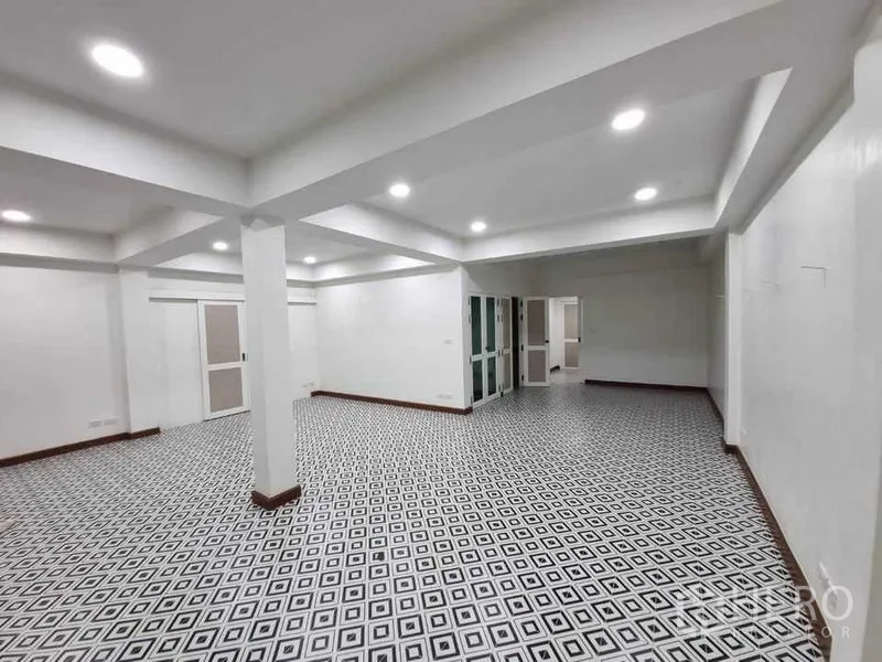 อาคารพาณิชย์ ให้เช่าในBang Rak, Bangkok - ห้องกว้างปูพื้นกระเบื้องลายขาวดำรูปทรงเรขาคณิต พร้อมไฟฝังเพดาน