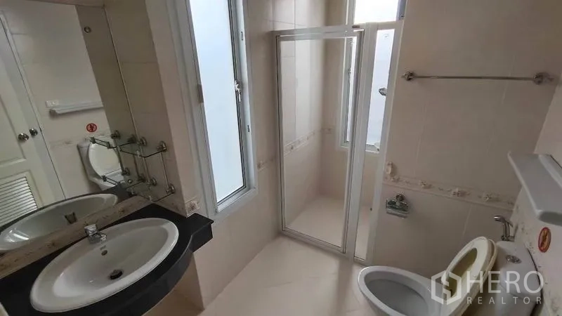 Detached House for rent in Bang Phli, Samut Prakan - Bright bathroom with window, separate shower and sink.