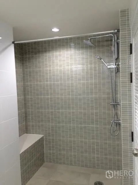 คอนโด ให้เช่าหรือขายในWatthana, Bangkok - ห้องอาบน้ำแบบวอล์กอิน ผนังกระเบื้องโมเสก ฝักบัวเรนชาวเวอร์ และที่นั่งในห้องอาบน้ำ