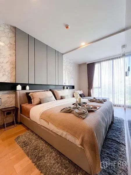 คอนโด ให้เช่าในWatthana, Bangkok - ห้องนอนหลักเตียงคิงส์ โทนอบอุ่น พื้นไม้ พร้อมหน้าต่างเต็มบาน