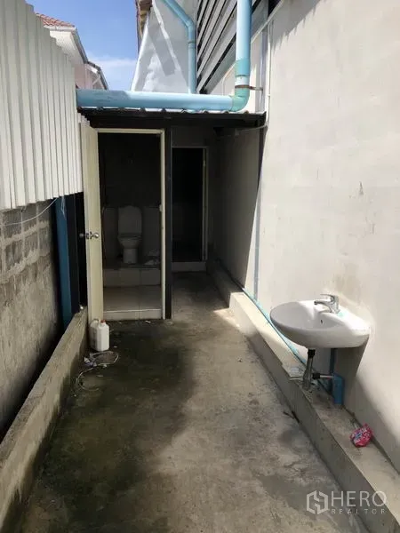 คลังสินค้า ให้เช่าในMueang Samut Prakan, Samut Prakan - ส่วนห้องน้ำภายนอกทางเดินบริการ มีโถสุขภัณฑ์และอ่างล้างมือ