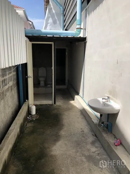 คลังสินค้า ให้เช่าในMueang Samut Prakan, Samut Prakan - ส่วนห้องน้ำภายนอกทางเดินบริการ มีโถสุขภัณฑ์และอ่างล้างมือ