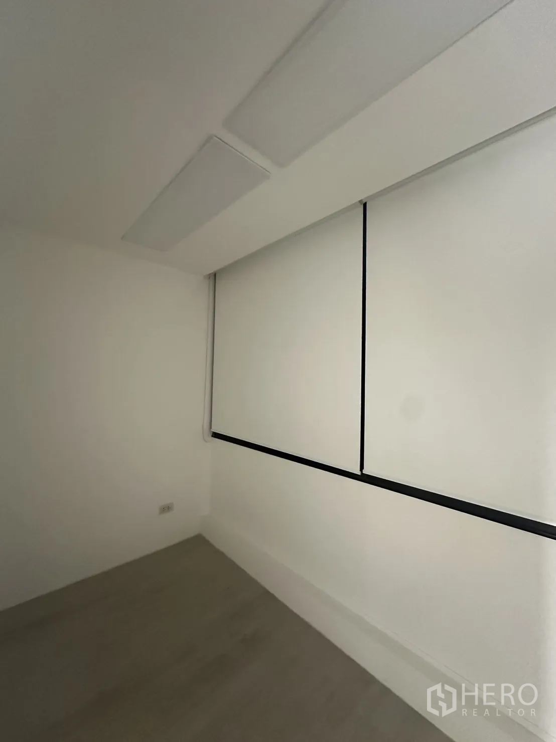 Office Space for rent in Khlong Toei, Bangkok - Small meeting or storage room with roller blinds and flat LED ceiling lights.