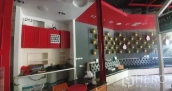 พื้นที่ขายปลีก ให้เช่าในKhlong Toei, Bangkok - เคาน์เตอร์บริการพร้อมตู้สีแดง เพดานโมเดิร์น ข้างพื้นที่นั่งรับลูกค้า