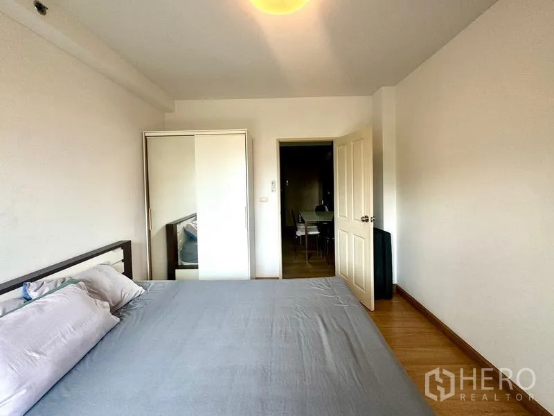 คอนโด ให้เช่าในHuai Khwang, Bangkok - ห้องนอนพร้อมตู้เสื้อผ้าและประตูเชื่อมกลับสู่ห้องนั่งเล่น