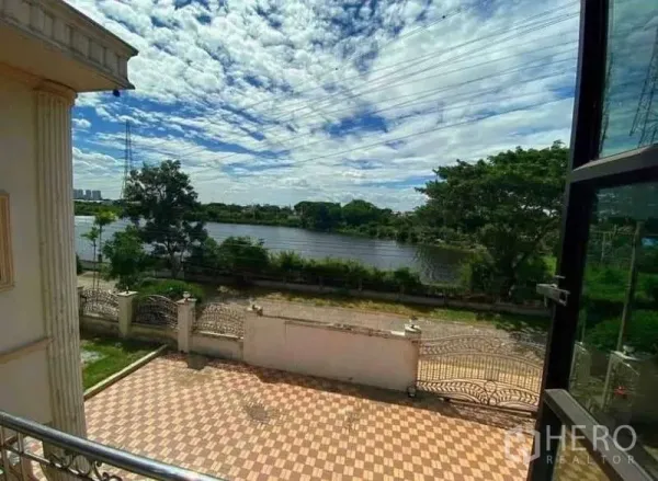 独立式住宅 出售在Prawet, Bangkok - 阳台望向棋盘格庭院与湖景树景