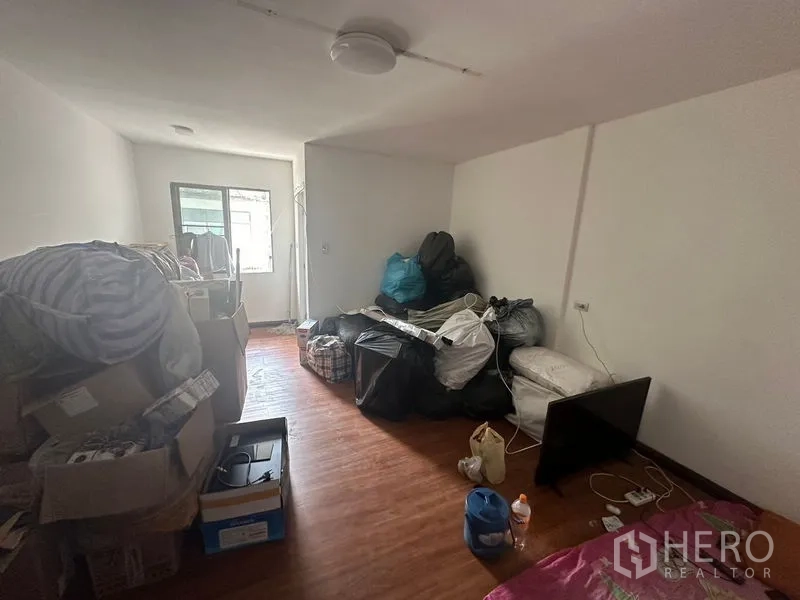 สำนักงานที่บ้าน ให้เช่าในSathon, Bangkok - ห้องนอนหรือห้องเก็บของขนาดรองพื้นไม้และมีหน้าต่าง