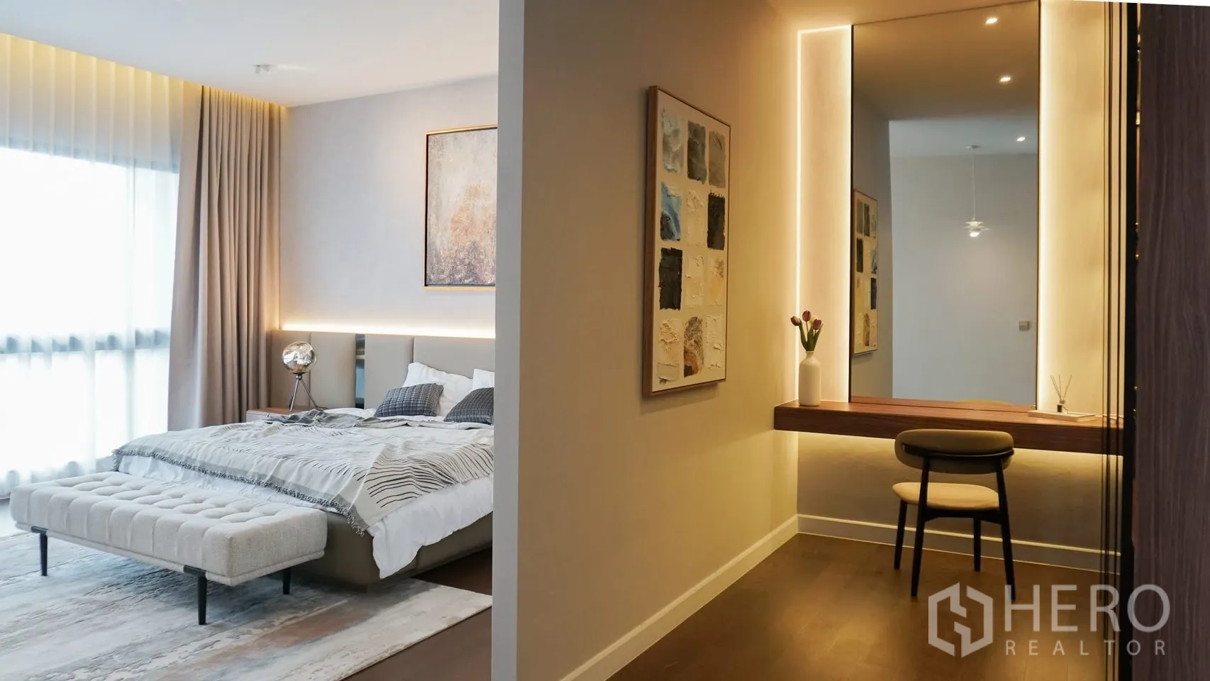 独立式住宅 出租或出售在Bang Kapi, Bangkok - 步入式衣帽间，玻璃衣柜门与内置梳妆台。