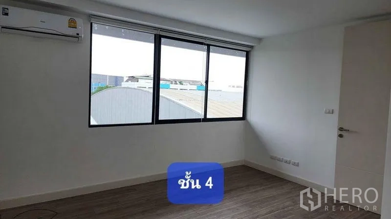 ทาวน์เฮาส์ ให้เช่าในBueng Kum, Bangkok - ห้องนอนชั้นบนสว่างไสว มีหน้าต่างบานใหญ่ พื้นลายไม้ แอร์ผนัง