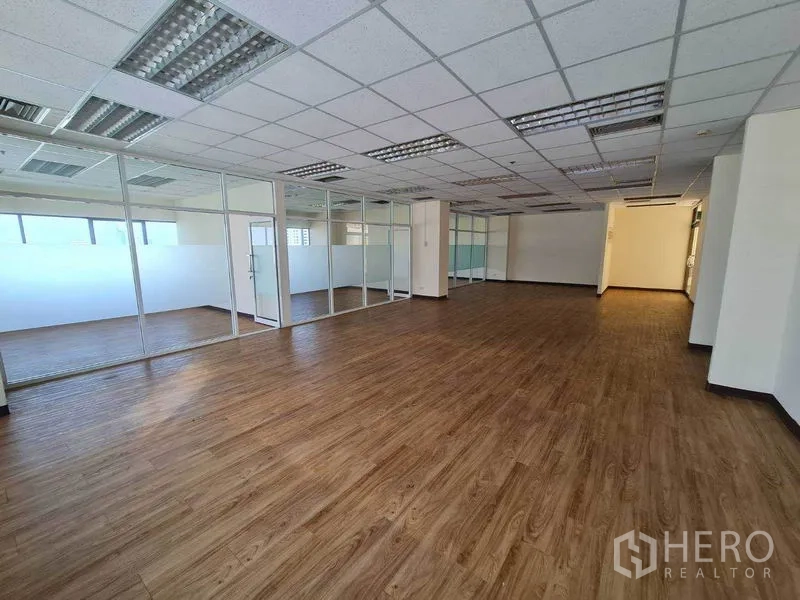 สำนักงาน ให้เช่าในWatthana, Bangkok - โถงโล่งพื้นลายไม้ทอดยาวสู่ห้องสำนักงานกั้นกระจก