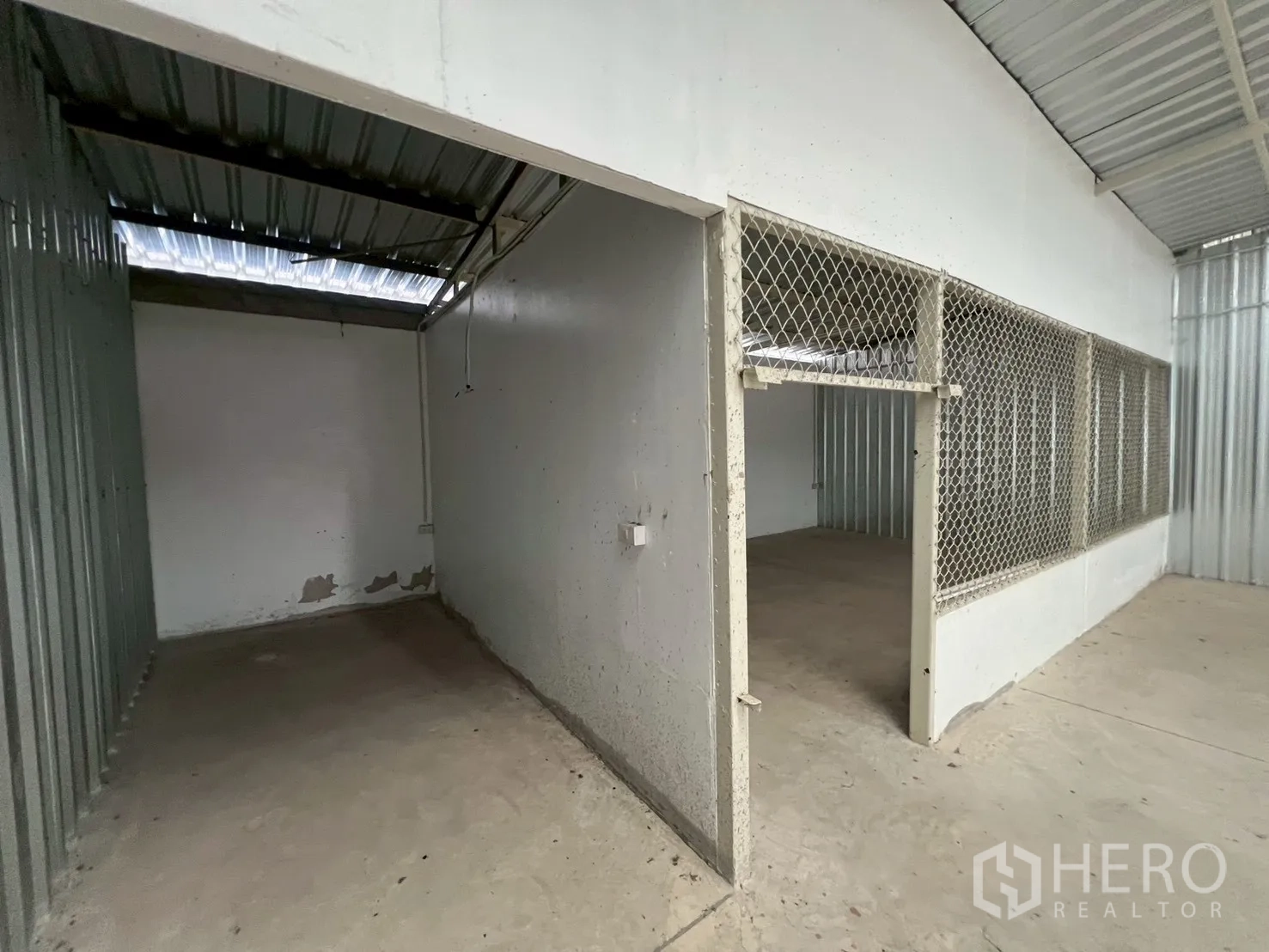 คลังสินค้า ให้เช่าในMin Buri, Bangkok - ทางเข้าห้องเก็บของและพื้นที่ตาข่ายภายในตัวโกดัง