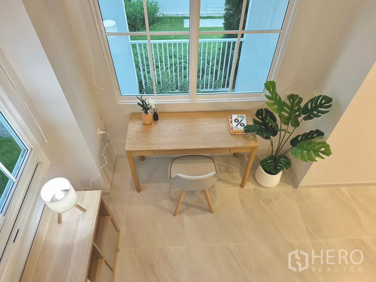 独立式住宅 出租在Bang Phli, Samut Prakan - 明亮的书房角，配写字台、收纳柜与绿植景致。