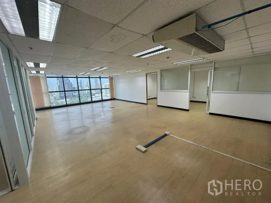 办公空间 出租 - 宽敞办公楼层，壁挂空调、内部玻璃间隔与良好自然采光。