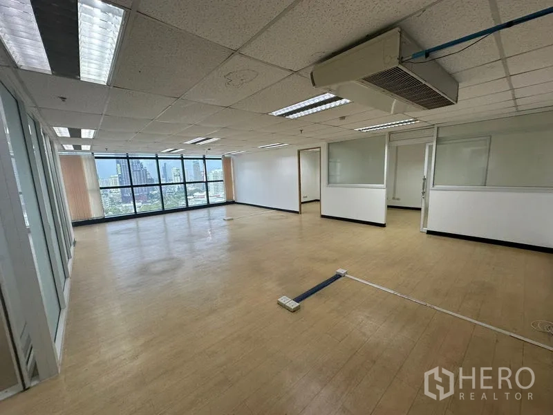 办公空间 出租 - 宽敞办公楼层，壁挂空调、内部玻璃间隔与良好自然采光。