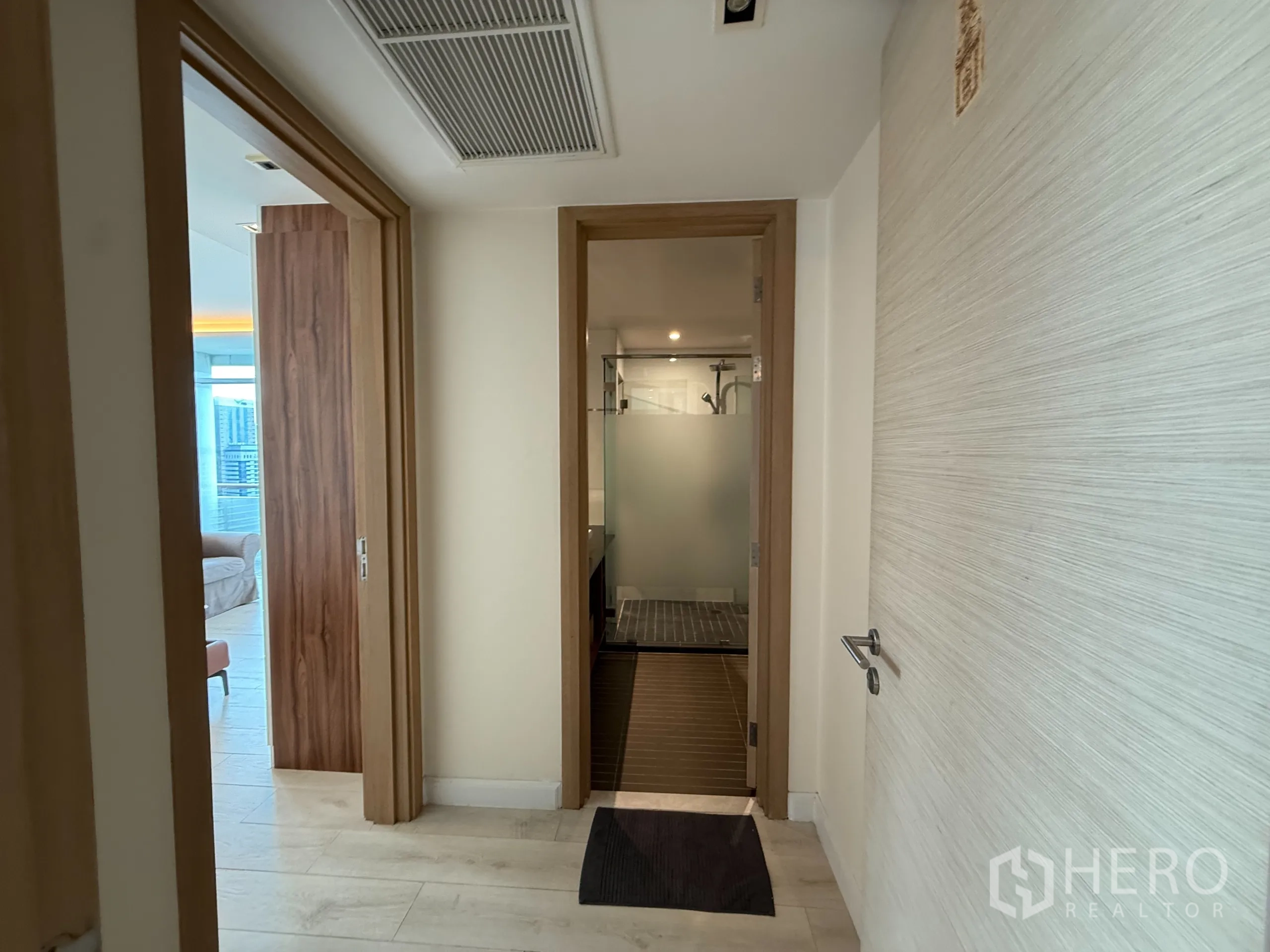 คอนโด ให้เช่าในPhaya Thai, Bangkok - โถงทางเข้าไปยังห้องน้ำที่มีฉากกั้นกระจกฝ้า และห้องนอนด้านใน