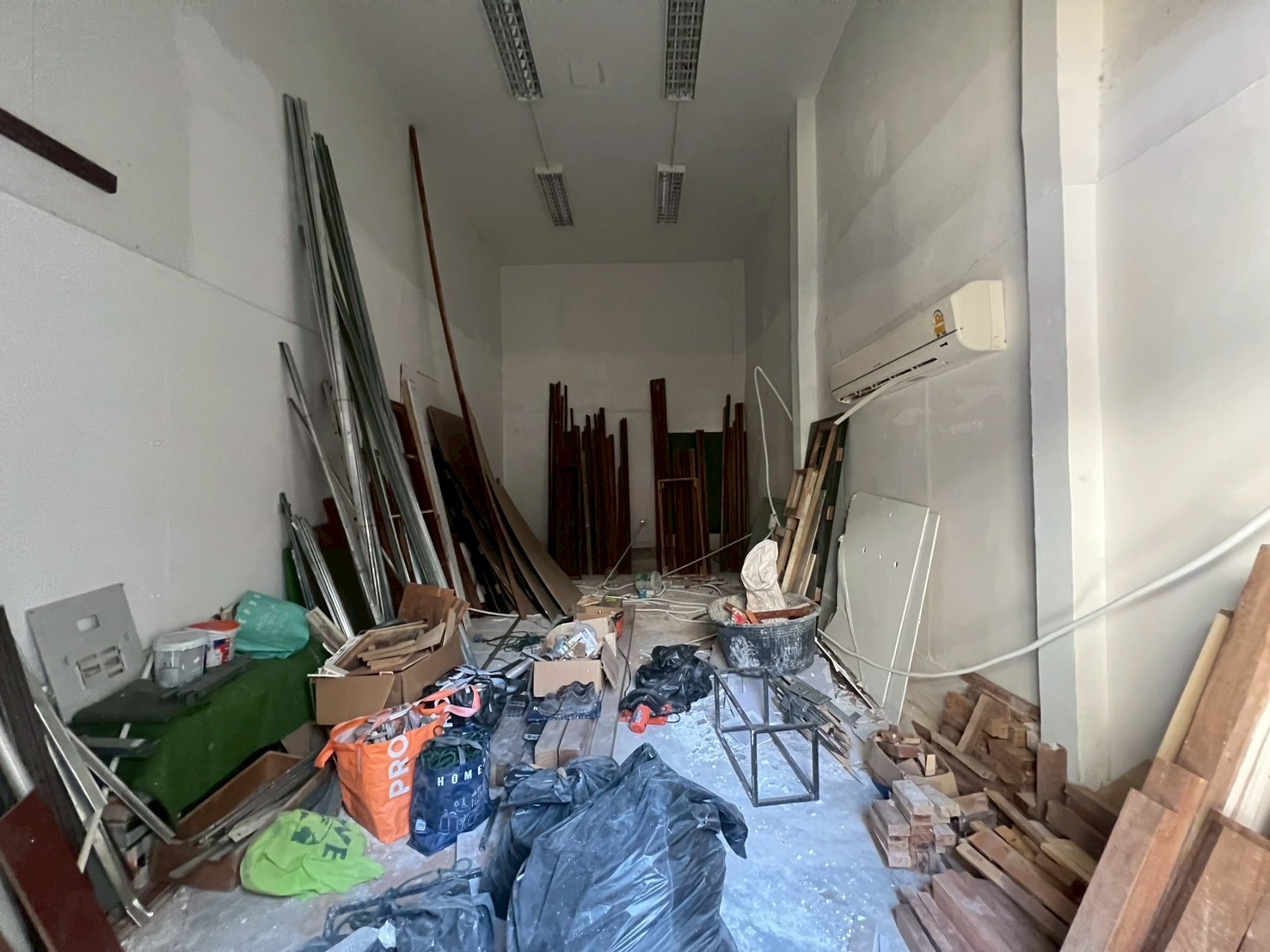 零售空间 出租在Watthana, Bangkok - 后勤仓储/工坊空间在翻修中，层高充足，白色墙面。