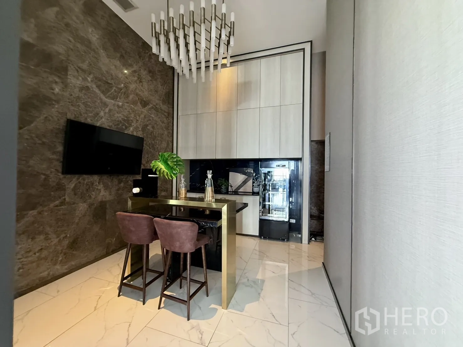 Condominium for sale in Chatuchak, Bangkok - Co-working or private dining room with chandelier and pantry.