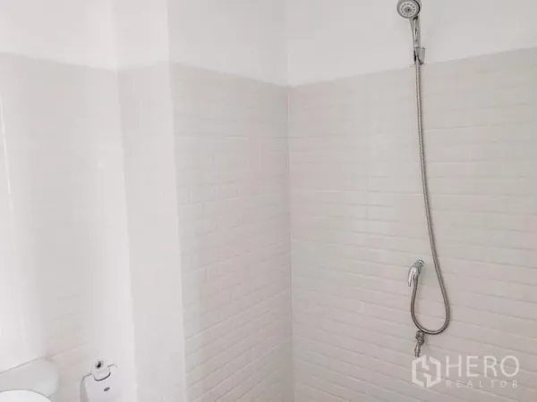 ทาวน์เฮาส์ ให้เช่าในChatuchak, Bangkok - พื้นที่อาบน้ำกระเบื้องสีขาวพร้อมฝักบัวแบบสาย