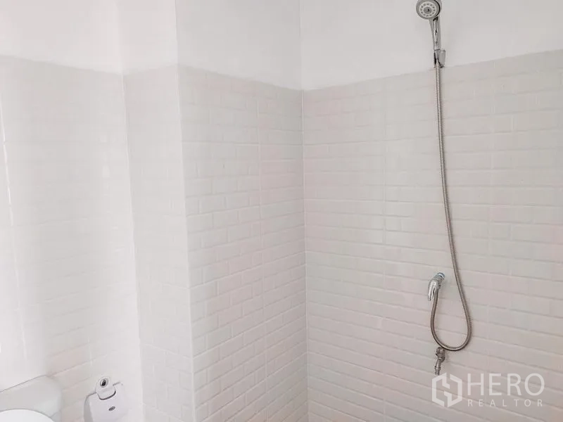 ทาวน์เฮาส์ ให้เช่าในChatuchak, Bangkok - พื้นที่อาบน้ำกระเบื้องสีขาวพร้อมฝักบัวแบบสาย