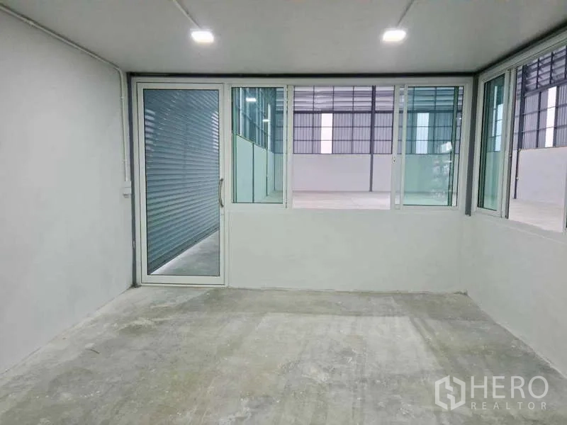 货栈 出租在Bang Bua Thong, Nonthaburi - 内部小型玻璃办公室，门窗朝向仓库作业区。