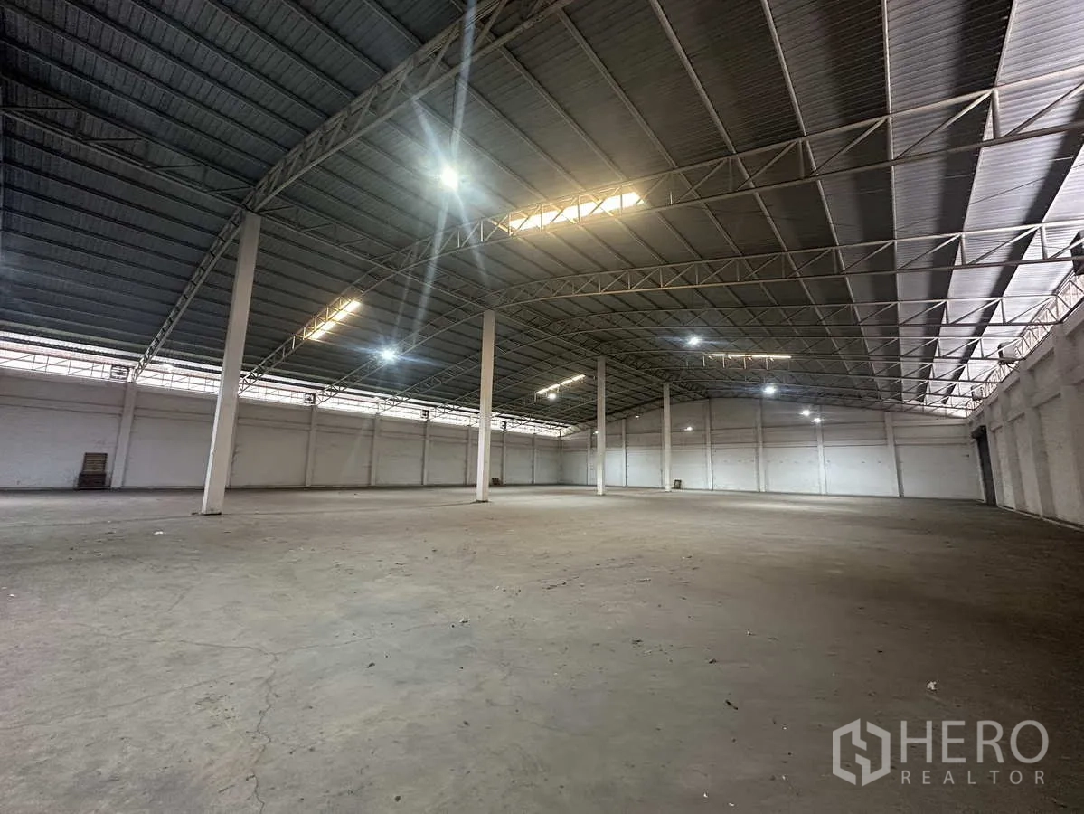 货栈 出租在Phra Nakhon Si Ayutthaya - 宽阔仓库内部，高挑无柱净跨钢屋架与耐用混凝土地面。