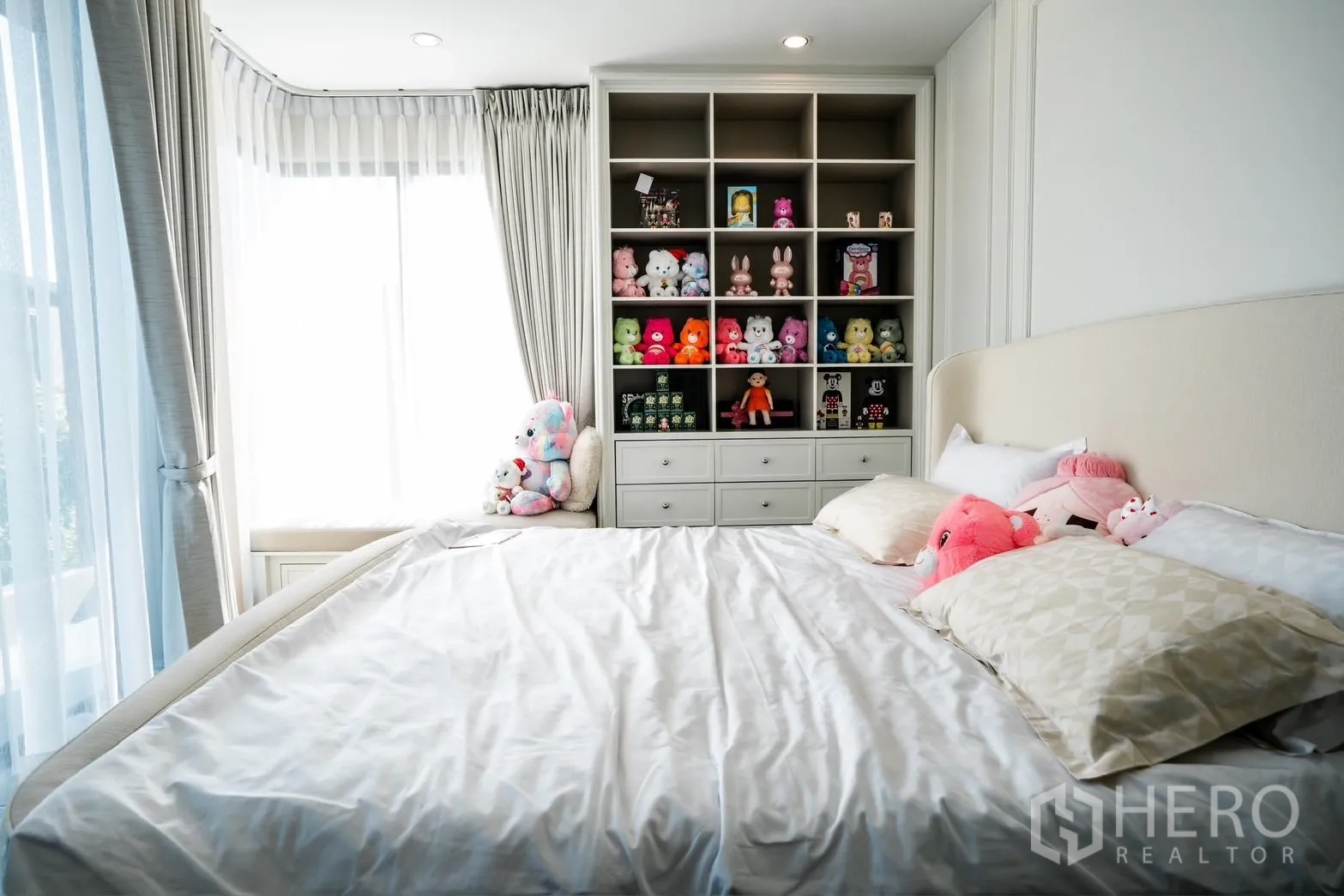 บ้าน ให้เช่าหรือขายในBang Kapi, Bangkok - ห้องนอนอบอุ่น ตู้บิลท์อินวางของเล่น พร้อมหน้าต่างขนาดใหญ่