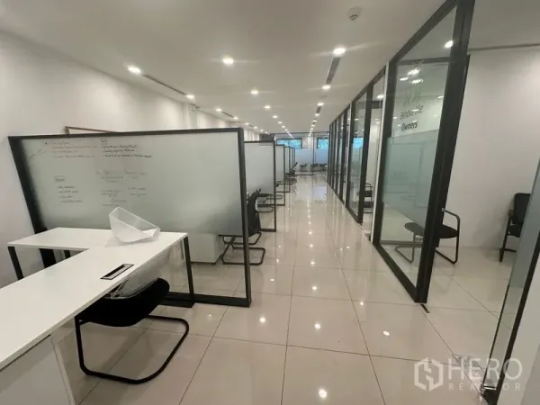 สำนักงานที่บ้าน ให้เช่าในBang Na, Bangkok - โถงสำนักงานแบบเปิดพร้อมบูธกั้นกระจกฝ้าและพื้นกระเบื้อง