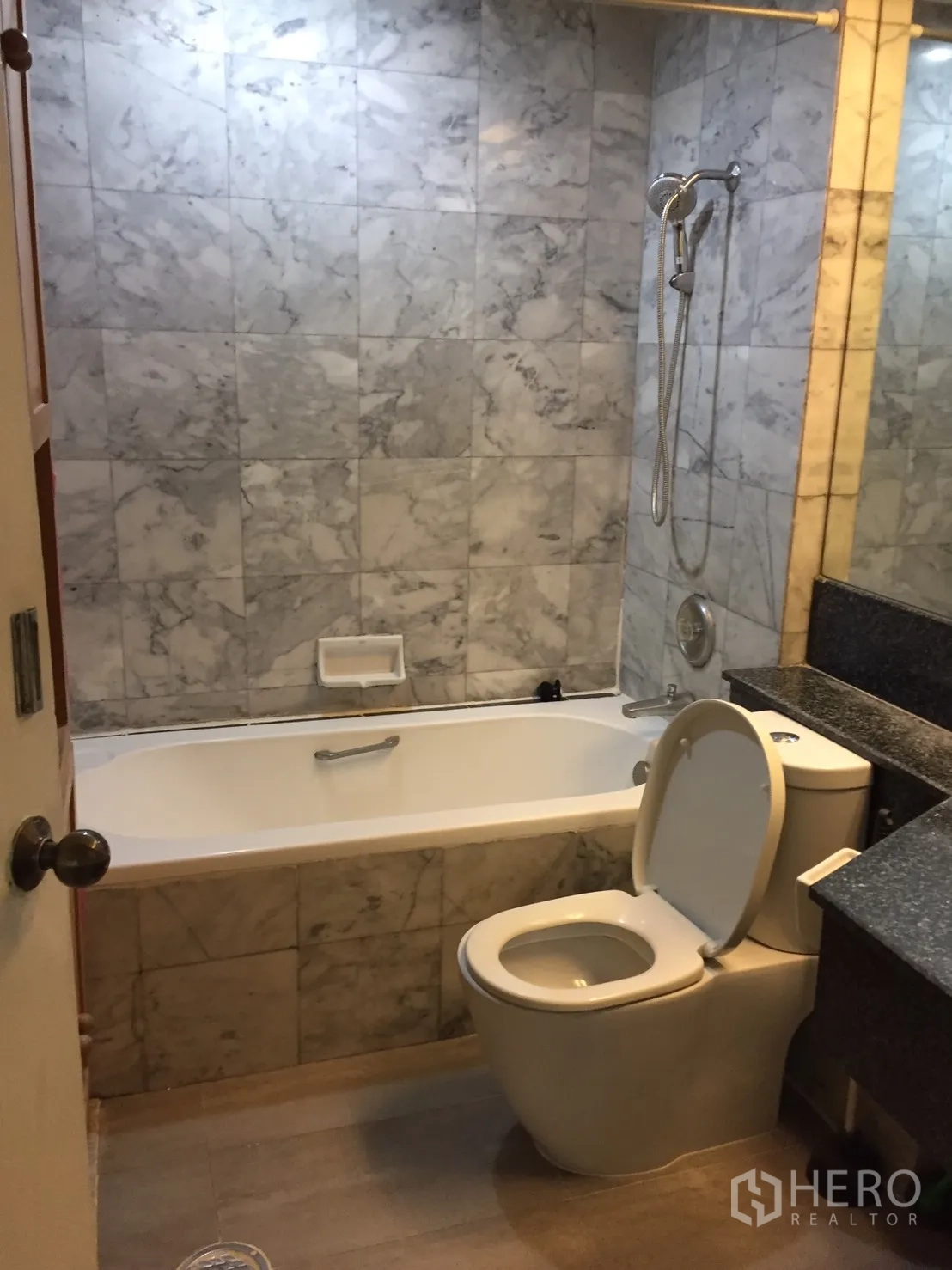 คอนโด ให้เช่าในPathum Wan, Bangkok - ห้องน้ำกรุหินอ่อนพร้อมอ่างอาบน้ำ ฝักบัวสายอ่อน และท็อปหิน