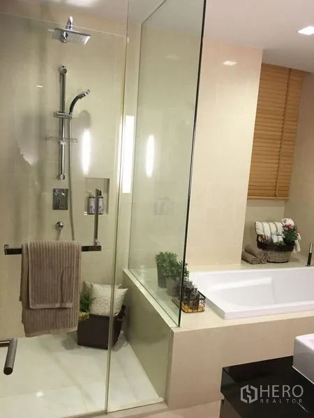 คอนโด ให้เช่าในWatthana, Bangkok - ห้องน้ำหรู พร้อมฝักบัวกระจก อ่างอาบน้ำแยก และกระเบื้องสีอ่อน