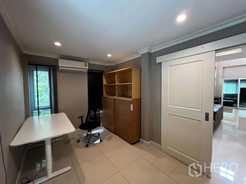 บ้าน ให้เช่าในPrawet, Bangkok - ห้องทำงานส่วนตัว ประตูบานเลื่อน ชั้นเก็บของ และเครื่องปรับอากาศ.