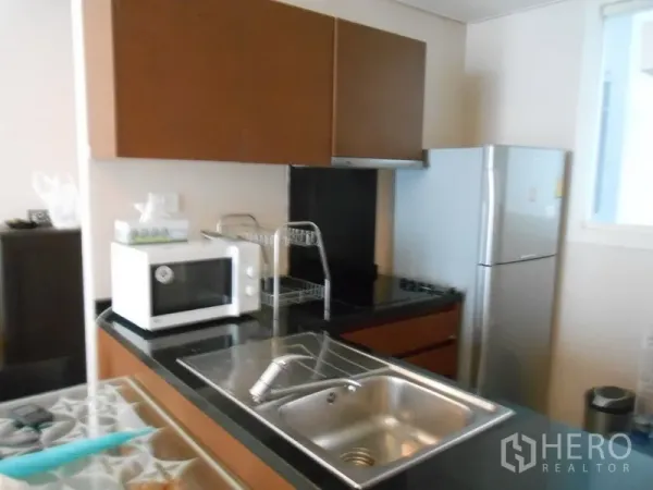 คอนโด ให้เช่าในWatthana, Bangkok - ครัวสมัยใหม่ขนาดกะทัดรัด เคาน์เตอร์หินแกรนิต ซิงก์สแตนเลส ไมโครเวฟ และตู้เย็นขนาดใหญ่