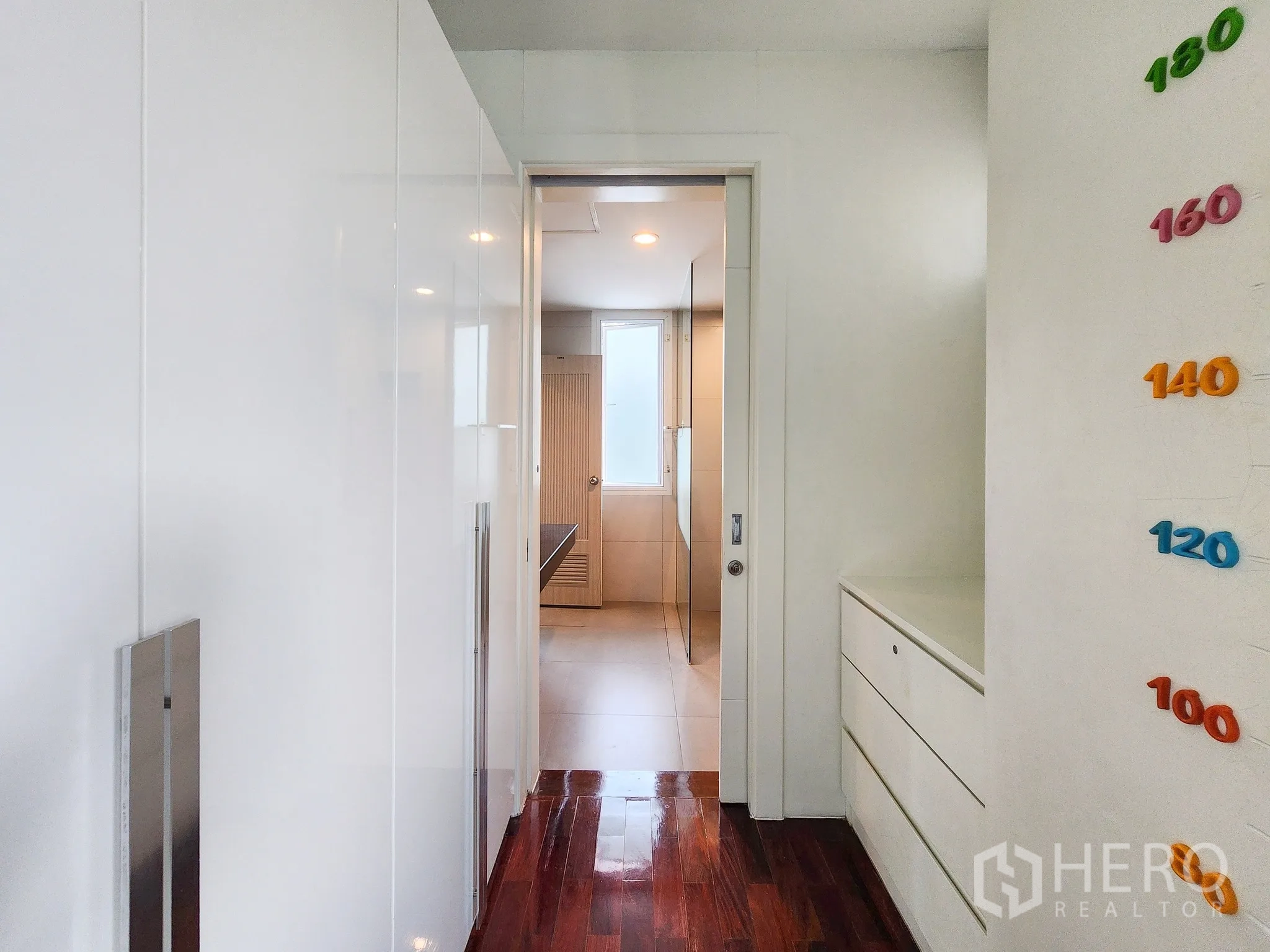 独立式住宅 出租在Bang Kapi, Bangkok - 客卫设淋浴区，米色墙砖与两扇小窗通风。