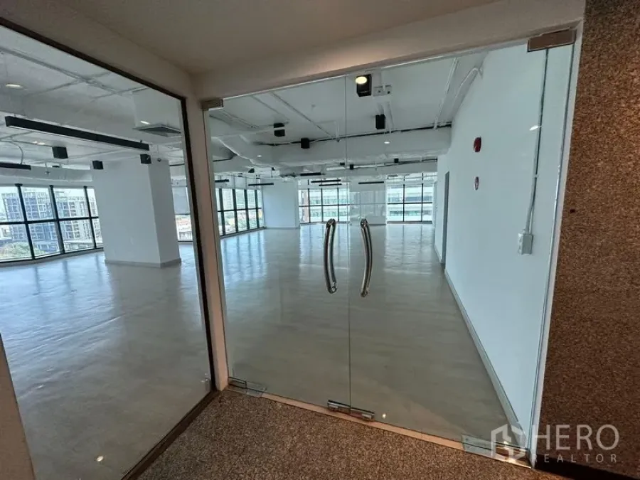 สำนักงาน ให้เช่า - ประตูกระจกบานคู่ทางเข้า สู่สำนักงานสว่างโปร่งพร้อมวิวพาโนรามา