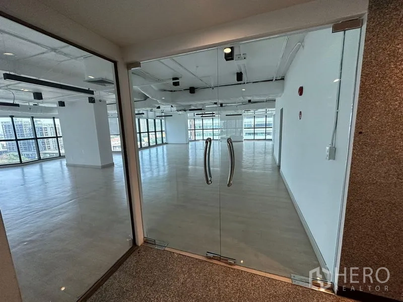 สำนักงาน ให้เช่า - ประตูกระจกบานคู่ทางเข้า สู่สำนักงานสว่างโปร่งพร้อมวิวพาโนรามา