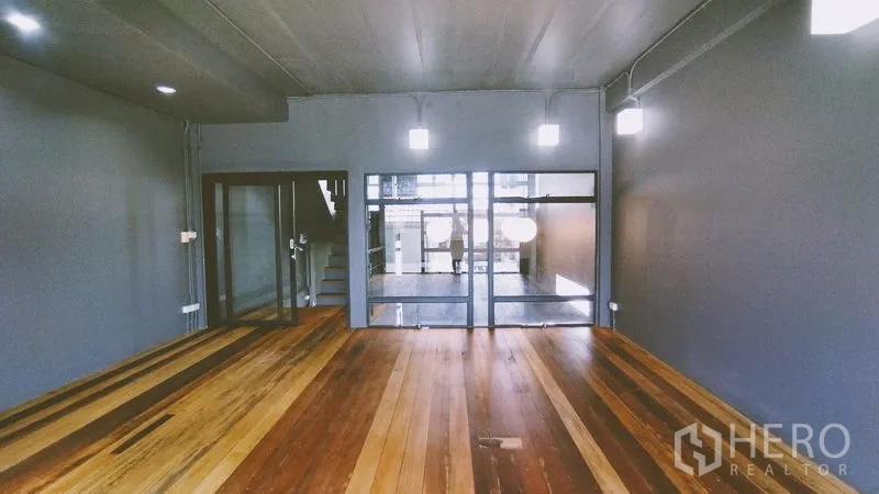 สำนักงานที่บ้าน ให้เช่าในChatuchak, Bangkok - ห้องกว้างพื้นไม้ พร้อมผนังกั้นกระจก