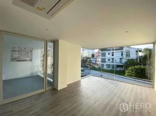 สำนักงานที่บ้าน ให้เช่าในYan Nawa, Bangkok - พื้นที่ทำงานชั้นบน มุมกระจกพาโนรามา และห้องประชุมแบบบานเลื่อน