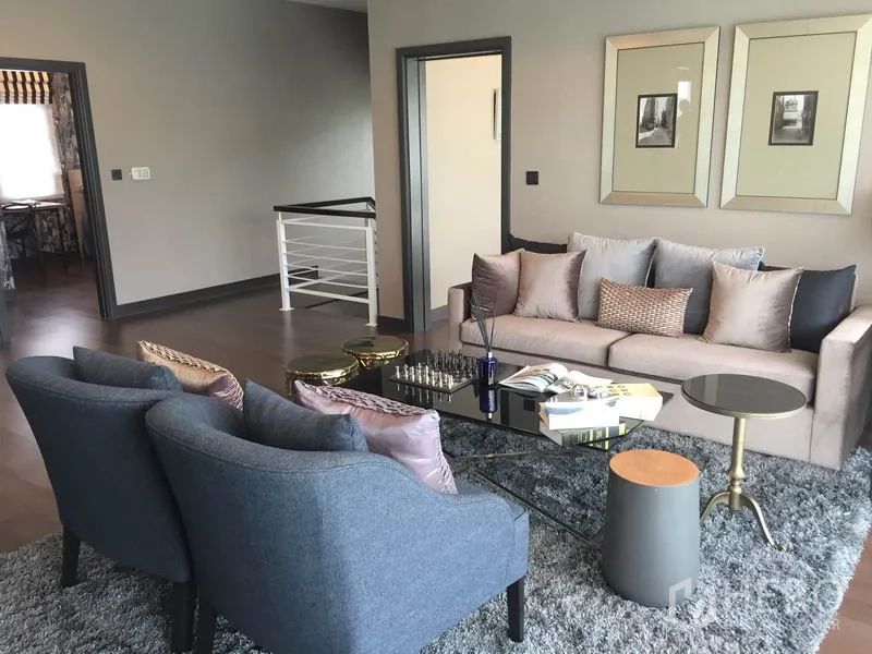 Detached House for rent or sale in Bang Kapi, Bangkok - Upstairs family lounge with sofas, artwork and a glass coffee table.